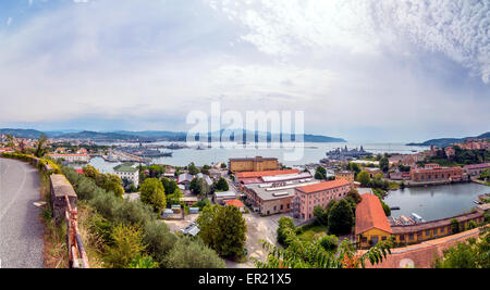 LA SPEZIA, Italien - 20. Juli 2014: Panoramablick über den Golf der Poeten in La Spezia, Italien. Stockfoto