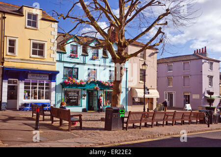 Ein Geschäft dekoriert mit künstlichen Blumen in Buckydoo Square im Zentrum von Bridport, Dorset, England, UK Stockfoto