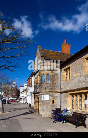 Zwei ältere Damen Chat auf einer Bank außerhalb des Museums in Bridport, Dorset, England, UK Stockfoto