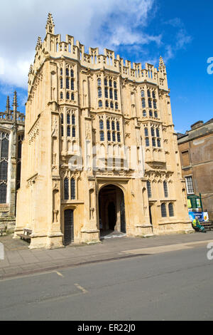 Historische Kirche Stein Torhaus bauen, Cirencester, Gloucestershire, England, Vereinigtes Königreich, Stockfoto