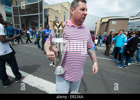 London, UK. 25. Mai 2015. Chelsea-Fans besuchen die Siegesparade wie Chelsea FC zeigen die 2015 englischen Premier-League-Trophäe vor jubelnden Fans Credit: Amer Ghazzal/Alamy Live-Nachrichten Stockfoto