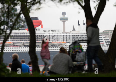 Liverpool, Vereinigtes Königreich. 25. Mai 2015. Ein junges Mädchen tanzt wie Massen für die Queen Mary 2, unten der Fluss Mersey zu seiner Schwester zu Segeln Schiffe warten... Bildnachweis: Adam Vaughan/Alamy Live-Nachrichten Stockfoto