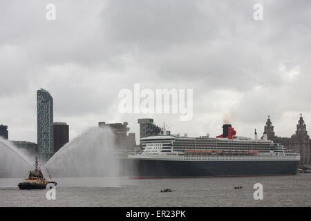 Liverpool, Vereinigtes Königreich. 25. Mai 2015. Die Queen Mary 2 folgt eine Flottille nach unten der Fluss Mersey kennenlernen seiner Schwesterschiffe, die Queen Elizabeth und Queen Victoria. Die "drei Damen" wurden in Liverpool zum 175. Jahrestag der Cunard... Bildnachweis: Adam Vaughan/Alamy Live-Nachrichten Stockfoto