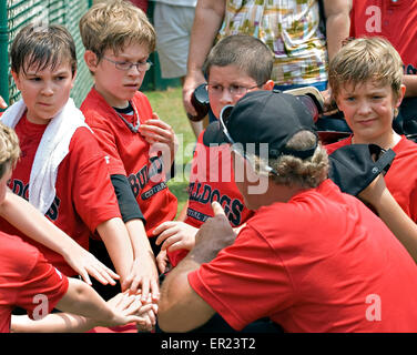 Ein Trainer geben eine Pep Talk seine Baseball-Teams von 10 bis 11 Jahre alten Jungen, bevor das Spiel beginnt, Stockfoto