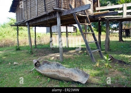 Futtertrog aus Bombensplitter, Stammes-Dorf, Provinz Ratanakiri, Kambodscha hergestellt. Stockfoto