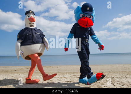 Usedom, Deutschland. 22. Mai 2015. Schauspieler in Kostümen der Polizei Möve "Klara" (2-L) und Polizei Adler "Gryfus" (L) aus Polen ihren Weg über den Strand der Ostsee Resort in Karlshagen auf der Insel Usedom, Deutschland, 22. Mai 2015. Polizei im deutschen Bundesland Mecklenburg-Vorpommern haben quer durch den Staat durch das Pfingstwochenende Patrouillen in den Ferienorten hochgefahren. Gemeinsame Patrouillen mit polnischen Polizisten haben auf der Insel Usedom bereitgestellt. Foto: Stefan Sauer/Dpa/Alamy Live News Stockfoto