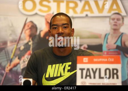 Amerikanische Dreisprung Athlet Christian Taylor spricht mit den Medien während der IAAF World Challenge Ostrava Golden Spike athletic Sitzung in Ostrava, Tschechische Republik, am Montag, 25. Mai 2015. (CTK Foto/Petr Sznapka) Stockfoto