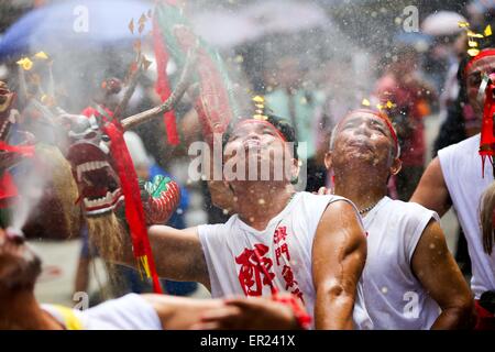 (150525)--MACAO, 25. Mai 2015 (Xinhua)--Anwohner führen Sie betrunken Drachentanz während des betrunkenen Drachen-Festivals zu Buddhas Geburtstag fällt am Montag dieses Jahr nach dem chinesischen Mondkalender. Als ein Element der nationalen immateriellen Kulturerbes Chinas anerkannt, stammt die betrunkenen Drachen-Festival aus Macao Legende von einem buddhistischen Mönch und einem göttlichen Drachen, der Menschen vor der Pest waehrend der Qing Dynastie gerettet (1644-1911). (Xinhua/Cheong Kam ka) (Wjq) Stockfoto