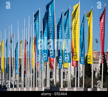 LISSABON, PORTUGAL - 06. MÄRZ 2015: Fahnen und Banner vor dem Berardo Museum für Moderne und Zeitgenössische Kunst in Belem Stockfoto