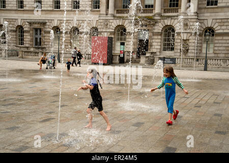 Somerset House. Kinder spielen in den Brunnen. Stockfoto