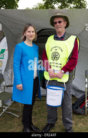 Tania Mathias, Twickenhams neu gewählte konservative Wartungstafel zeigt Unterstützung für die Opfer des Erdbebens in Nepal. Stockfoto