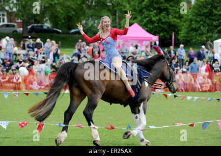 Brighton, UK. 25. Mai 2015. Rosie eine eines galoppierenden Akrobaten Tinker Reiten Höchstleistungen Hove Karneval, wie Tausende genießen das warme Wetter Feiertag heute Stockfoto