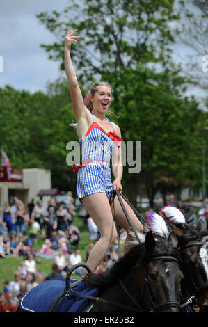 Brighton, UK. 25. Mai 2015. Rosie eine eines galoppierenden Akrobaten Tinker Reiten Höchstleistungen Hove Karneval, wie Tausende genießen das warme Wetter Feiertag heute Stockfoto