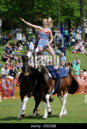 Brighton, UK. 25. Mai 2015. Rosie eine eines galoppierenden Akrobaten Tinker Reiten Höchstleistungen Hove Karneval, wie Tausende genießen das warme Wetter Feiertag heute Stockfoto