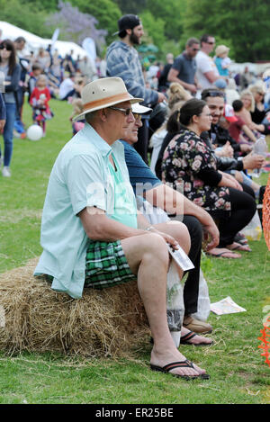 Brighton, UK. 25. Mai 2015. Zeit für ein Sit down Hove Karneval wie Tausende das warme Wetter Feiertag heute genießen Stockfoto