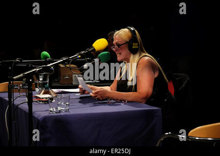 Hay Festival, Powys, Wales - Mai 2015 - Vanessa Feltz Rundfunk live auf BBC Radio 2 von der Hay Festival. Stockfoto