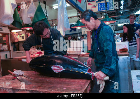 Frischer Thunfisch Main Schneiden von professionellen japanischen Thunfisch Handlern in Tsukiji Fisch und Meeresfrüchte-Markt, direkt nach der Thunfisch-Auktion. Stockfoto