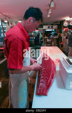 Berühmten Tsukiji Fischmarkt Geschäfte. Tsukiji ist der größte Fischmarkt der Welt, mit einer riesigen Varaiety Fisch und Meeresfrüchte essen Stockfoto