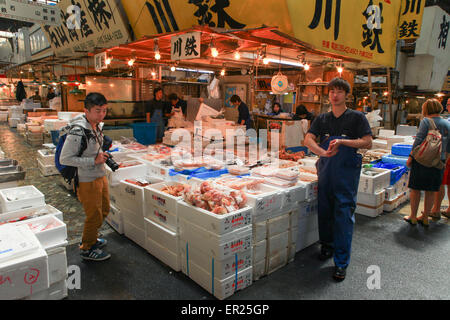 Berühmten Tsukiji Fischmarkt Geschäfte. Tsukiji ist der größte Fischmarkt der Welt, mit einer riesigen Varaiety Fisch und Meeresfrüchte essen Stockfoto