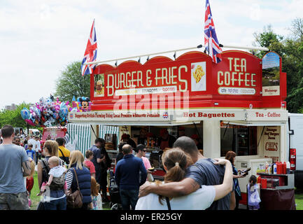 Brighton UK 25. Mai 2015 - Fast-Food Burger Stall van Hove Karneval fair Stockfoto