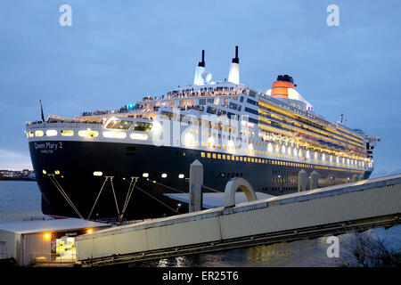 Liverpool, Vereinigtes Königreich. 24. Mai 2015. Cunard Line drei Königinnen treffen Liverpool. 24.5.15. Queen Mary 2 am Kreuzfahrtterminal Liner Liverpool Credit: ALAN EDWARDS/Alamy Live-Nachrichten Stockfoto