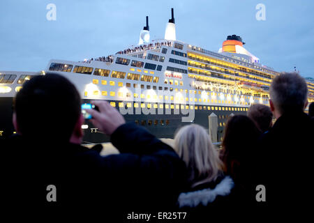 Liverpool, Vereinigtes Königreich. 24. Mai 2015. Cunard Line drei Königinnen treffen Liverpool. 24.5.15. Queen Mary 2 am Kreuzfahrtterminal Liner Liverpool Credit: ALAN EDWARDS/Alamy Live-Nachrichten Stockfoto