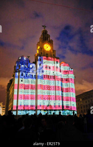 Liverpool, Vereinigtes Königreich. 24. Mai 2015. Cunard Line drei Königinnen treffen Liverpool. 24.5.15. die amerikanische Flagge wird auf das Leber-Gebäude im Rahmen der Projektion angezeigt. Bildnachweis: ALAN EDWARDS/Alamy Live-Nachrichten Stockfoto