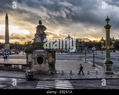 Paris, Place De La Concorde, Luxor Obelisk, Statue, die französische Stadt, Grand Palais Dach mit goldenen bewölkten Himmel bei Sonnenuntergang Stockfoto