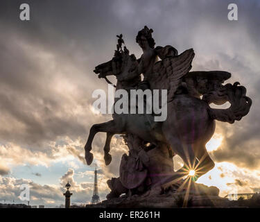 Replik der Quecksilberstatue auf einem geflügelten Pferd Pegasus vom Bildhauer Antoine Coysevox (1700-1) vor den Toren des Tuileriengartens Stockfoto