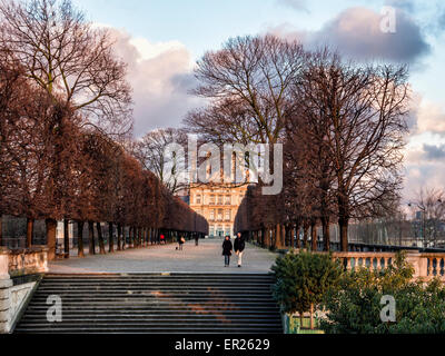 Terrasse du Bord de l ' eau, Menschen, die entlang von Bäumen gesäumten Terrasse zum Louvre, Tuileries-Gärten, Paris Stockfoto