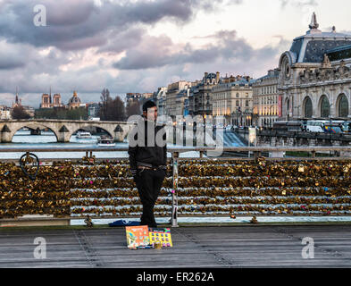 Schlösser der Liebe und Liebe Sperre Verkäufer auf die Passerelle Leopold-Sedar-Senghor, Pont de Solferino Brücke über den Fluss Seine, Paris Stockfoto