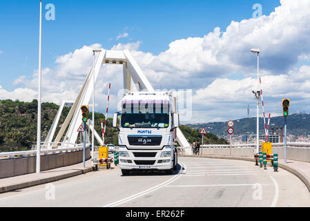 Weisse Truck über eine Zugbrücke über den Hafen von Barcelona, Katalonien, Spanien Stockfoto