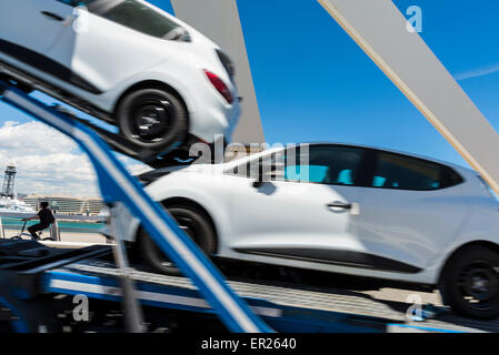 LKW-Transport von Neuwagen neben ein Fahrrad über eine Zugbrücke genannt Porta Europa über den Hafen von Barcelona Stockfoto