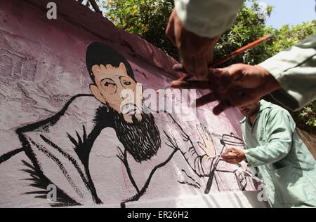 Gaza-Stadt, Gaza-Streifen. 25. Mai 2015. Ein palästinensische Künstler malt eine Wandbild Darstellung Khader Adnan, ein führendes Mitglied des islamischen Dschihad in Israel, während einer Protestaktion fordern die Freilassung von Adnan, vor Rot-Kreuz-Büro in Gaza-Stadt ins Gefängnis geworfen. © Ashraf Amra/APA-Images/ZUMA Draht/Alamy Live News Stockfoto