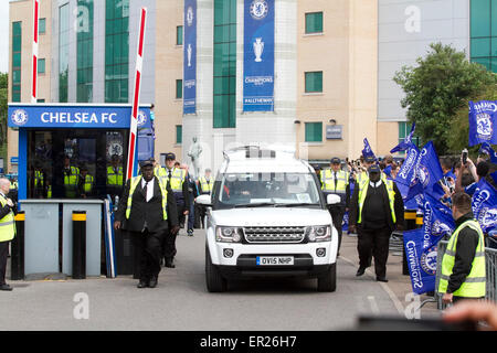 London, UK. 25. Mai 2015. Chelsea-Fans besuchen die Siegesparade wie Chelsea FC zeigen die 2015 englischen Premier-League-Trophäe vor jubelnden Fans Credit: Amer Ghazzal/Alamy Live-Nachrichten Stockfoto