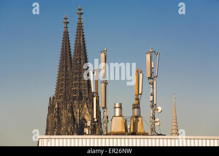 DEU, Deutschland, Köln, Handy-Masten vor der Kathedrale.  DEU, Deutschland, Köln, Mobilfunkmasten Vor Dem Dom. Stockfoto