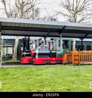 Jardin d ' Acclimatation, Bois De Boulogne, Paris. Miniatur-Zug-Lokomotive bietet Fahrten rund um den Park. Stockfoto