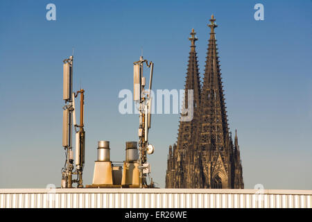 DEU, Deutschland, Köln, Handy-Masten vor der Kathedrale.  DEU, Deutschland, Köln, Mobilfunkmasten Vor Dem Dom. Stockfoto