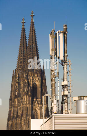 DEU, Deutschland, Köln, Handy-Masten vor der Kathedrale.  DEU, Deutschland, Köln, Mobilfunkmasten Vor Dem Dom. Stockfoto