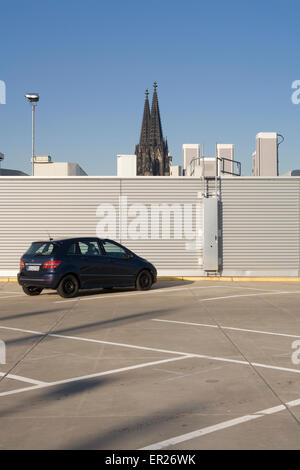 DEU, Deutschland, Köln, Parkhaus des Kaufhauses Kaufhof höchstem Niveau der Garage, die Kathedrale.  DEU, Deut Stockfoto