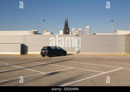 DEU, Deutschland, Köln, Parkhaus des Kaufhauses Kaufhof höchstem Niveau der Garage, die Kathedrale.  DEU, Deut Stockfoto