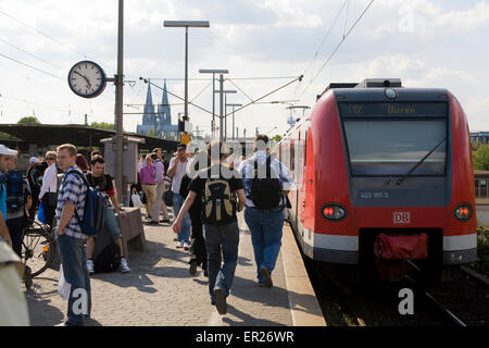 Europa, Deutschland, Köln, die Station Messe-Deutz, die Türme der Kathedrale.  Europa, Deutschland, Köln, der Bahnhof Messe Stockfoto