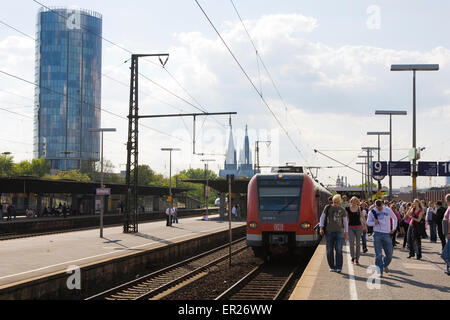 Europa, Deutschland, Köln, die Station Messe-Deutz, LVR-Turm und die Türme der Kathedrale.  Europa, Deutschland, Köln, der Stockfoto