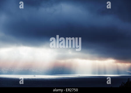 Volume Sonnenlicht geht durch dunkle blaue stürmischen Wolken. Bucht von Tanger, Marokko, Afrika Stockfoto