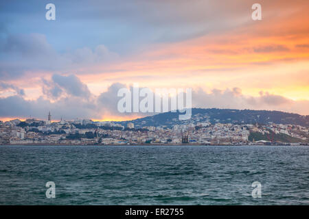 Hellen Sonnenuntergang Himmel über Tanger Stadt, Marokko, Afrika Stockfoto
