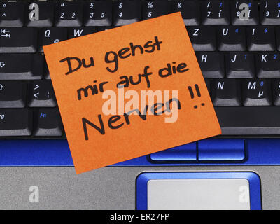 Memo-Hinweis auf Notebook, Du Gehst Mir Auf Die Nerven, die Sie mir auf die Nerven sind Stockfoto