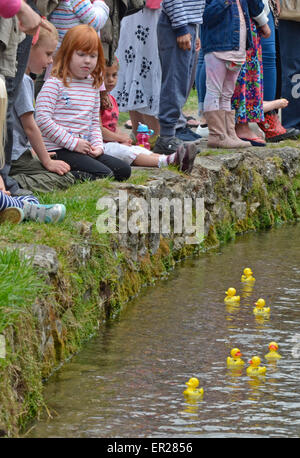 Lose Dorf in der Nähe von Maidstone, Kent, UK. 25. Mai 2015. Die jährlichen berühmten lose Dorf Entenrennen findet am Feiertag Montag statt. Plastikenten hinuntersausen Loose Brooks, der Bach durch das Dorf von einheimische als auch ausländische Besucher - Niederländisch, Spanisch und Tschechisch in der Menge Kredit gehört wurden beobachtet: PjrNews/Alamy Live News Stockfoto