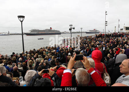 Liverpool, Vereinigtes Königreich. 25. Mai 2015. Die Stadt zeigt die spektakulären drei Königinnen Kreuzfahrtschiffe in Bildung auf den Fluss Mersey feiert 175 Jahre der Cunard-Reederei. Die Queen Victoria und Queen Mary 2 Ankunft in Liverpool. Bildnachweis: Michael Buddle/Alamy Live-Nachrichten Stockfoto