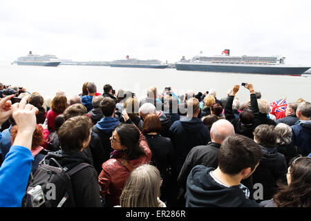 Liverpool, Vereinigtes Königreich. 25. Mai 2015. Die Stadt zeigt die spektakulären drei Königinnen Kreuzfahrtschiffe in Bildung auf den Fluss Mersey feiert 175 Jahre der Cunard-Reederei. (L, R) Queen Elizabeth, Queen Victoria und Queen Mary 2. Bildnachweis: Michael Buddle/Alamy Live-Nachrichten Stockfoto