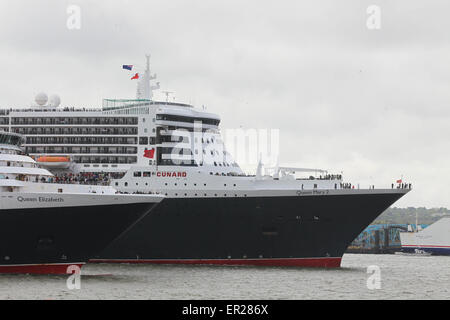 Liverpool, Vereinigtes Königreich. 25. Mai 2015. Die Stadt zeigt die spektakulären drei Königinnen Kreuzfahrtschiffe in Bildung auf den Fluss Mersey feiert 175 Jahre der Cunard-Reederei. Der Queen Elizabeth und der Queen Mary 2 auf den Fluss Mersey. Bildnachweis: Michael Buddle/Alamy Live-Nachrichten Stockfoto